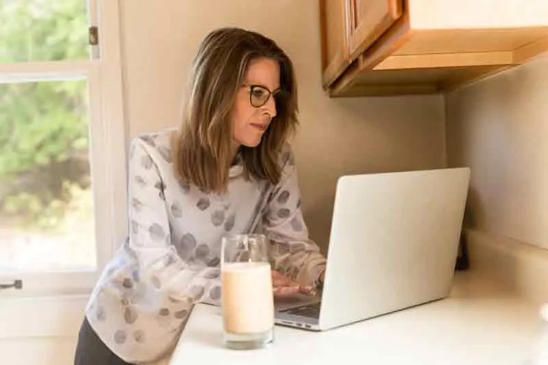 Infografis 10 tren bisnis online 2025 di Indonesia—dropshipping, live selling, affiliate, kursus online, print-on-demand, dan lain-lain—dengan tips modal minim.